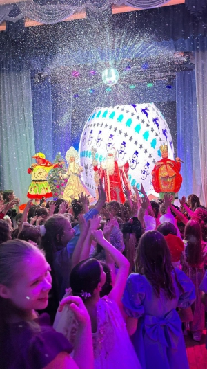 РАЗБОРКИ У НОВОГОДНЕЙ ЕЛКИ