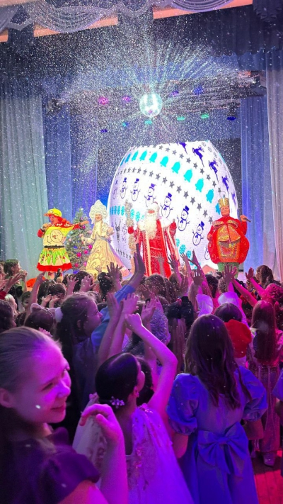 РАЗБОРКИ У НОВОГОДНЕЙ ЕЛКИ